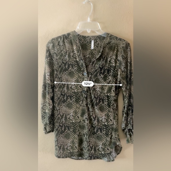 D.N.A Couture green and black snakeskin, sheer button front blouse size medium - Picture 3 of 7